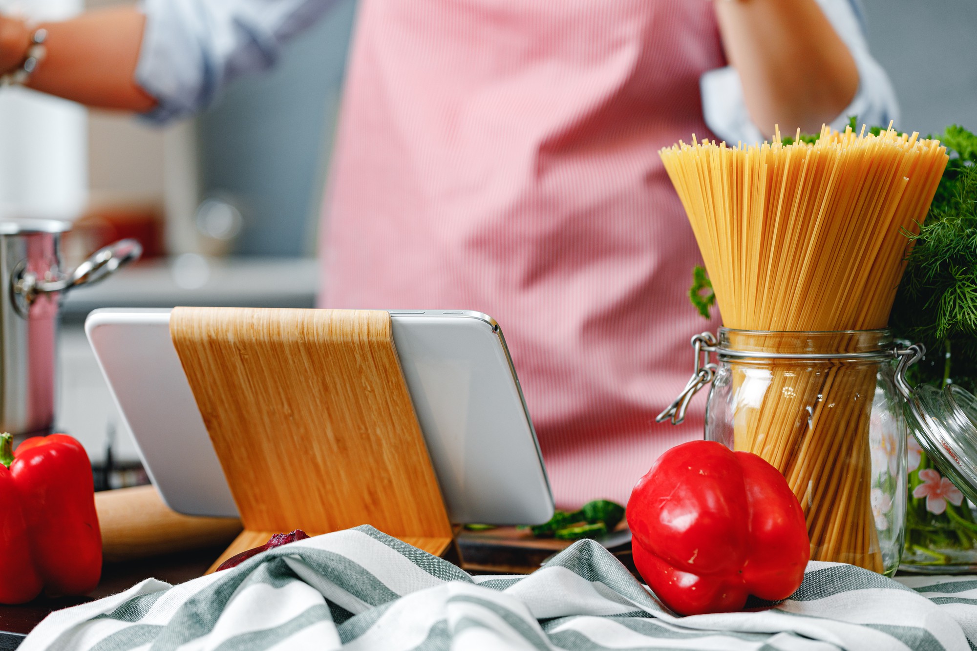 Cucina domestica ben organizzata con utensili